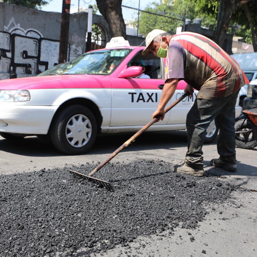 AlcaldiaMHmx's tweet photo. Todos los días visitamos una colonia diferente con el #DiarioCONTIGO para realizar trabajos de bacheo, balizado, reparación de banquetas y luminarias, desazolve y llevar servicios de la @AlcaldiaMHmx más cerca de ti. Este viernes estuvimos en #Popotla II

#MHelCorazónDeLaCapital https://t.co/qC166dFrcP
