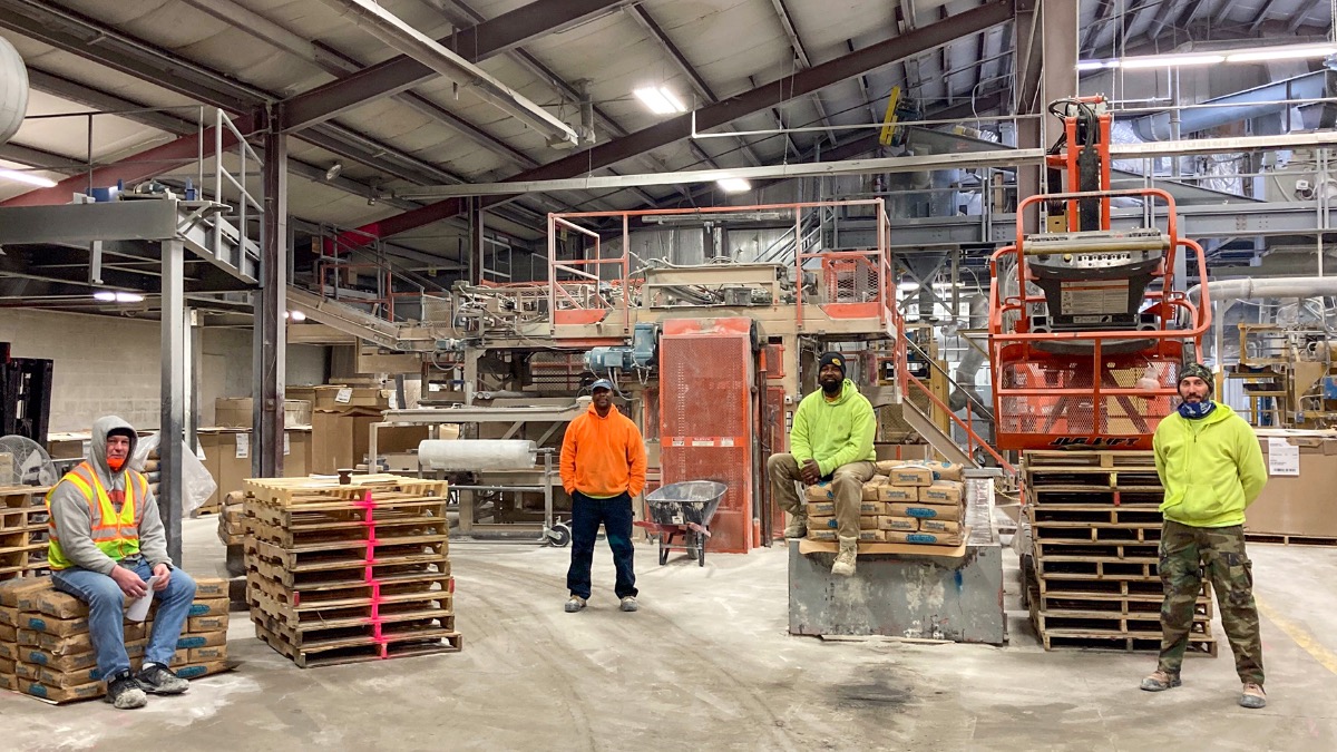 IUOELocal139's tweet photo. Operators Andy Wolter, John Sims, Dewayne Harris, and Ryan Schott working at Payne and Dolan’s @Walbecgroup Waukesha Lime &amp; Stone bag house. #139Proud https://t.co/IgMuNG0ZBF