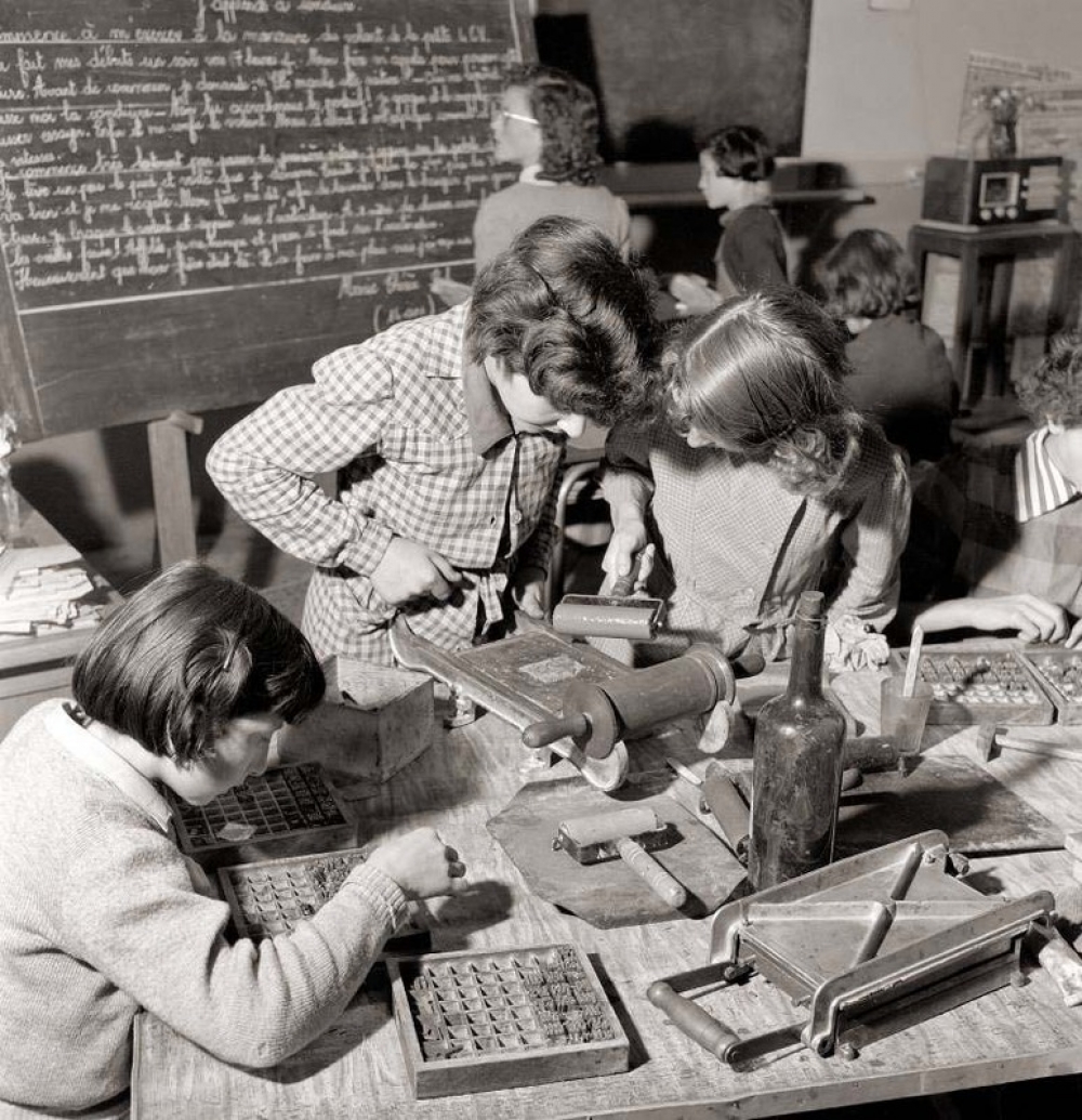 MuseeEducation's tweet photo. Pour clôturer la #Semaine de la #presse et des médias dans les #écoles, nous avons choisi de faire un😉en #images aux #journaux et #imprimeries mis en place à partir des années 50 par Célestin #Freinet !
📷Les photos en noir et blanc sont de Jean #Suquet
#expométier #Munaé https://t.co/cj5h7L8keh