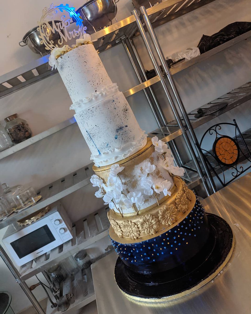 ibrahimssp1's tweet photo. Is fun making wedding cake #zangs bakery 😍 https://t.co/I9G23iUS8s