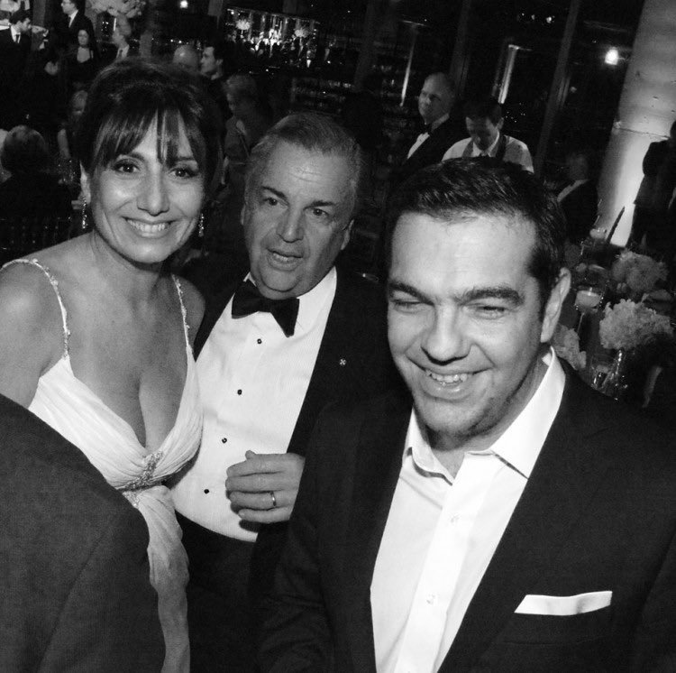 GeorghyZhukov's tweet image. Για να καταλάβεις σύντροφε, όταν το 2015 η Γιάννα έπαιρνε απ’ το χέρι τον Αλέξη και τον πήγαινε πρώτη φορά στη ζωή του στην Ν. Υόρκη, τα βραδιά τον πήγαινε στη Ζαννή για να διασκεδάσουν. 

Ας το πει κάποιος με τρόπο στην Ακρίτα.