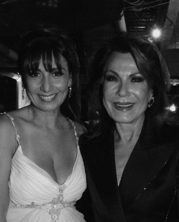 GeorghyZhukov's tweet image. Για να καταλάβεις σύντροφε, όταν το 2015 η Γιάννα έπαιρνε απ’ το χέρι τον Αλέξη και τον πήγαινε πρώτη φορά στη ζωή του στην Ν. Υόρκη, τα βραδιά τον πήγαινε στη Ζαννή για να διασκεδάσουν. 

Ας το πει κάποιος με τρόπο στην Ακρίτα.