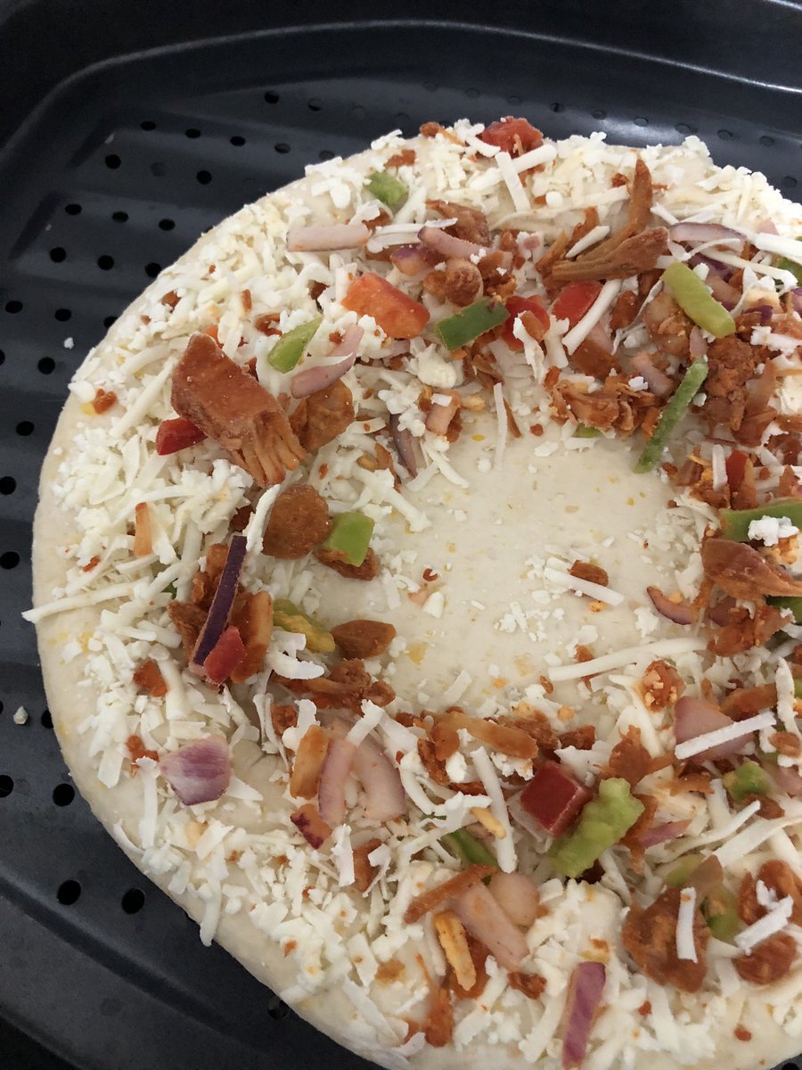 lizziegry's tweet photo. @chicagotown I’m pretty sure there is meant to be sauce on this base 😩... still guna eat it, but m8 this is heart breaking 💔 https://t.co/e81QOBS3Vw