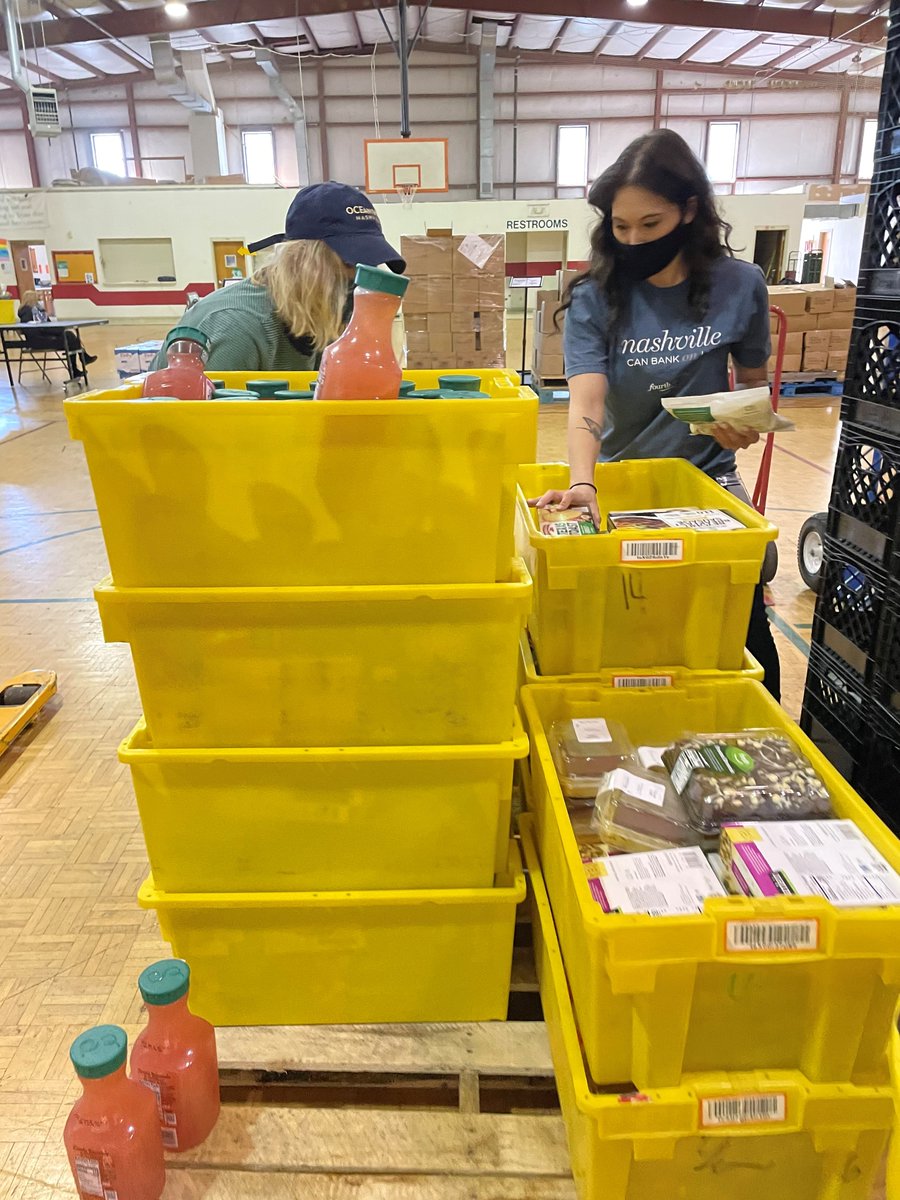 fourthcapbank's tweet photo. Happy #FourthFriday! Some of our team spent the morning at The Branch of Nashville and they put us to work unpacking, sorting, and preparing food to distribute to families in need. We ended the day with @slimandhuskys, so it wasn't all hard work! #decidedlylocal #makeadifference https://t.co/43gkIhuAje