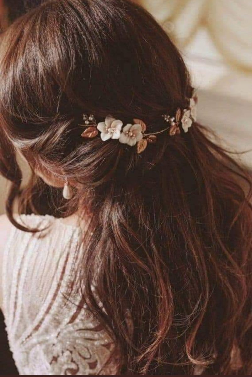 roo7alsaraya's tweet photo. 🌸..#بداخلي شخصا قلق ؛ واخر مطمئن
غصنا اخظر ينبت منه اوراقا ؛ واخر يابس
حمامة سلاما بيضاء ؛ وسرب رصاصا طائش
صفحة ماء رائقة ؛ وبحرا هائجا
في #داخلي شخصان يتقاتلان 
بلا مسافة حد التوحد فلا هناك سوى هنا
في #داخلي أنا ؛ وأنا ؛ #بلا_انا 💔
 
#روح_السرايا💔 https://t.co/Wiv8LlHI5I