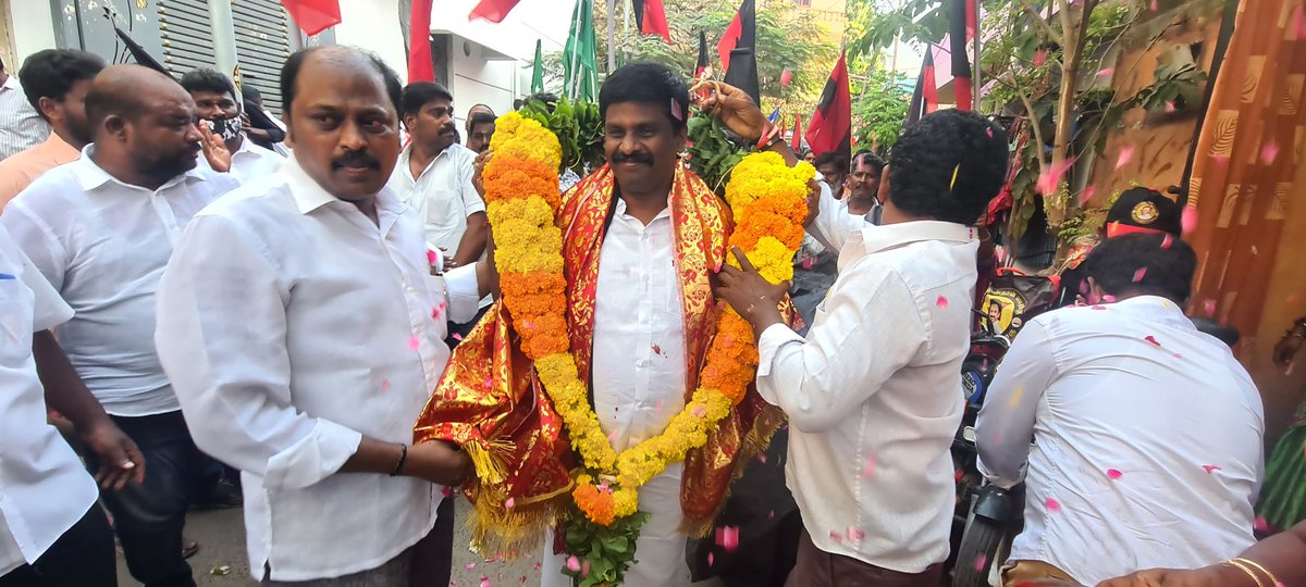 iparanthamen's tweet photo. "எங்கள் வாக்கு உதயசூரியனுக்கு தான்"
வாக்கு சேகரிக்க சென்��� இடத்தில் எல்லாம் நல்ல வரவேற்பு மகிழ்ச்சி...உங்களில் ஒருவனாகிய நான் எழும்பூர் தொகுதி புரசைவாக்கம் பகுதியில் வாக்கு சேகரித்த போது
#DMK4TN
#Paranthamen4Egmore #EgmoreMLA #IPDMK
- Paranthamen Indiran https://t.co/iykdddwkPI