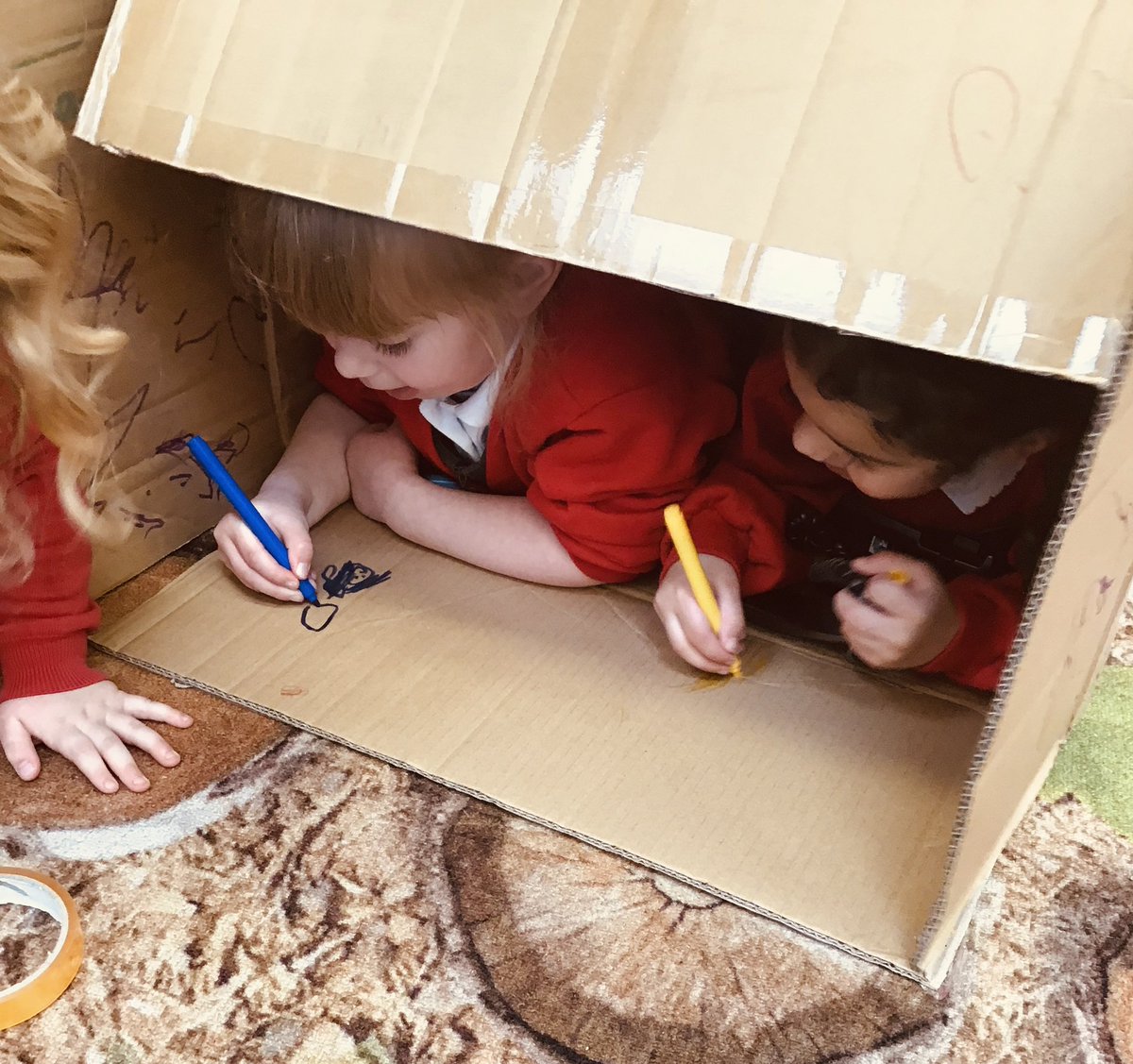 Robins_HMCS's tweet photo. Is there anything more exciting than a box? We think not! 🎉 #NurseryWrens #ItsNotJustABox #MarkMaking #ReadingDen @HMC_School @EYTagteam https://t.co/xHBOvjbQk3