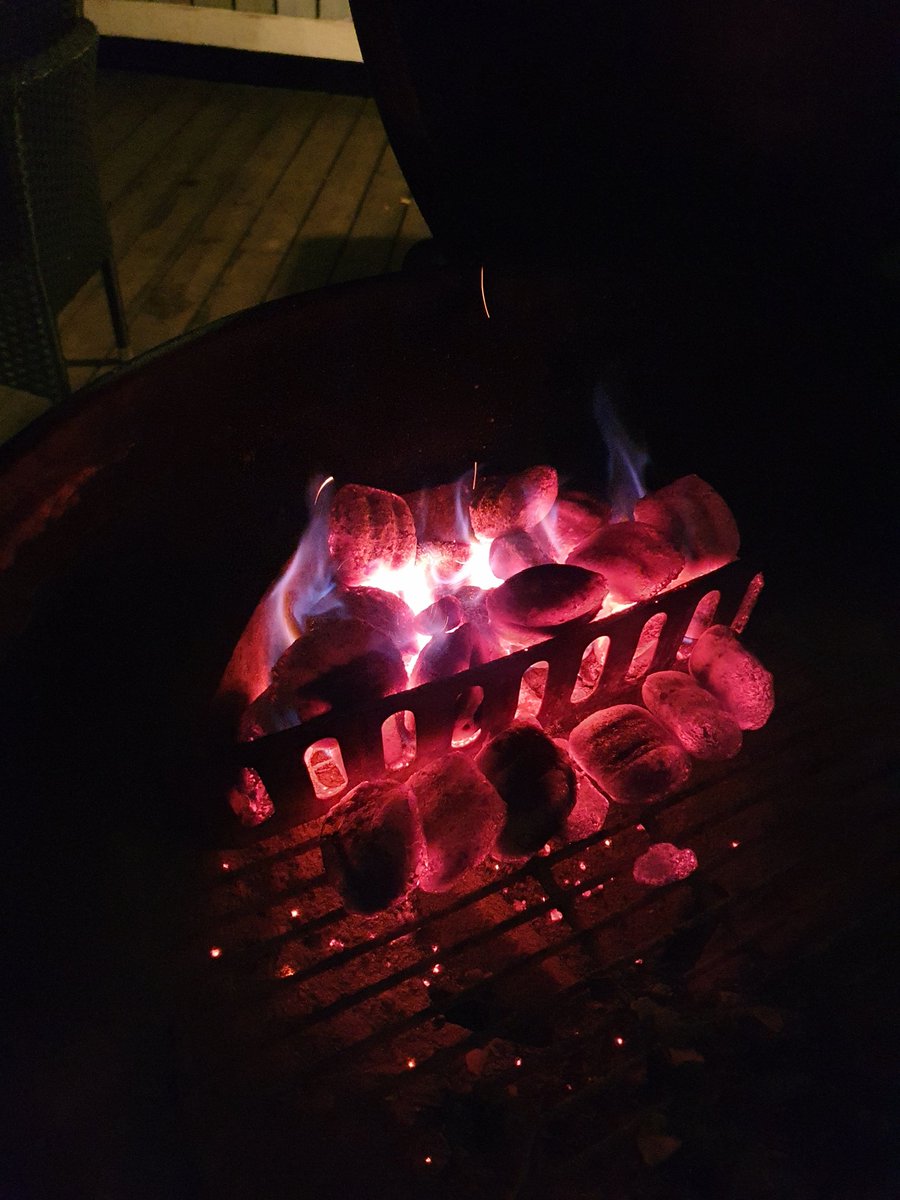 javakalle's tweet photo. Jos tekee mieli iltapalaa, ei kai se keneltäkään oo pois jos muutamat #wingsit #webergrills https://t.co/472TSi582c