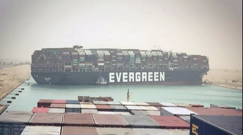FlorianFischkal's tweet photo. Bei unserem Glück ist da der Impfstoff für Deutschland drauf.
#suezkanal #Evergreen https://t.co/04yfJP9jPc