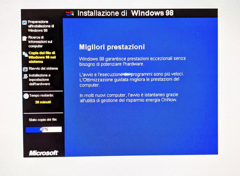 Tyrian3's tweet photo. It's nostalgia time! #Win98SE https://t.co/HH5gEzHMxa