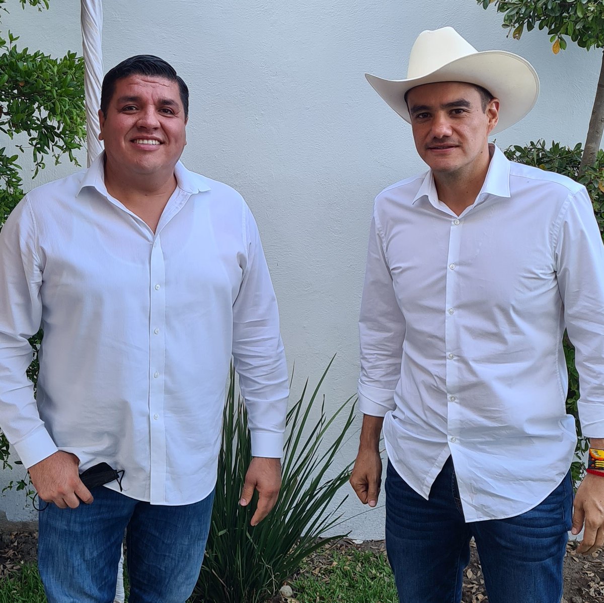 JGerardoRuizD's tweet photo. Todo un gusto saludar a mi amigo y Presidente con licencia del municipio de Ameca, Valente Serrano.

Siempre es grato dialogar con los amigos y más cuando te impulsan a seguir adelante. https://t.co/SA30k3eRP2
