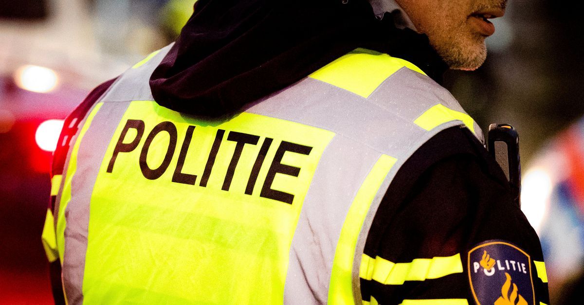 nrc's tweet photo. Een politieagent van Marokkaanse komaf die rapporteerde over zeer discriminerende app-berichten van agenten, is slachtoffer geworden van pesterijen door collega’s.
https://t.co/d1orobRZWc https://t.co/opj5ffRElN