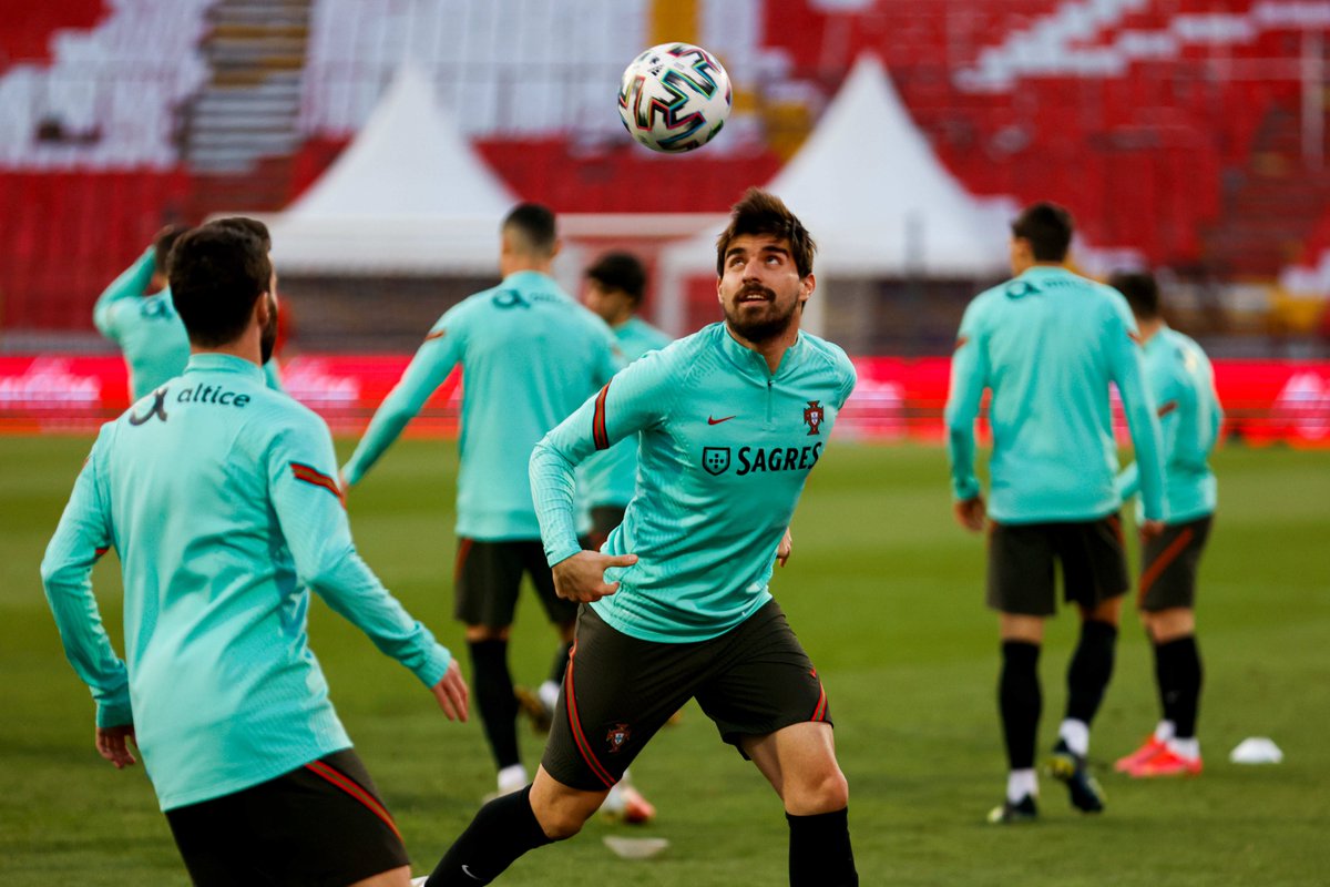 👊 Prontos para o jogo de amanhã! Vamos todos, #VamosComTudo!

🌍🏆 WC Qualifiers
🇷🇸🆚🇵🇹
⌚ 19h45

👊 Ready for tomorrow's match! C'mon, #TeamPortugal!