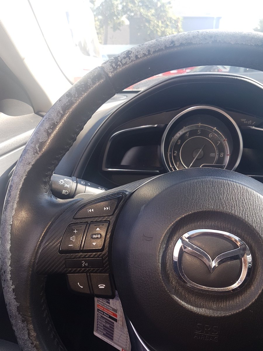 KaryDuCo's tweet photo. @mazdachile he tratado por todos los medios de hacer válida la garantía de mi vehículo para reparar el cubre volante supuestamente de cuero, favor dar respuesta. https://t.co/x1KrzlVoid