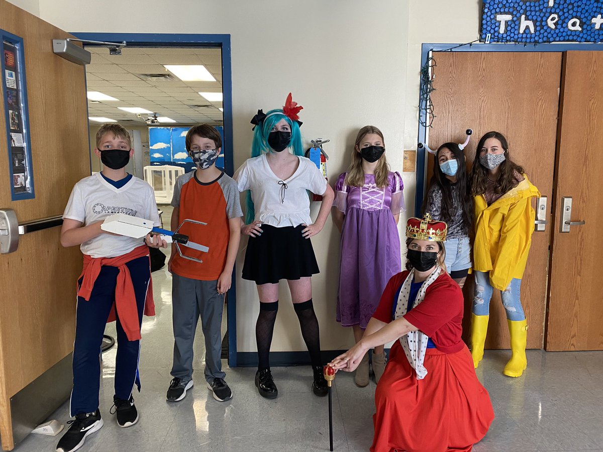 AHJSTheatre's tweet photo. Cosplay with our peeps! #TIOS2021 #TxTIOS #TIOS_March #AHISD #dressupweek https://t.co/boaIjXoXRO