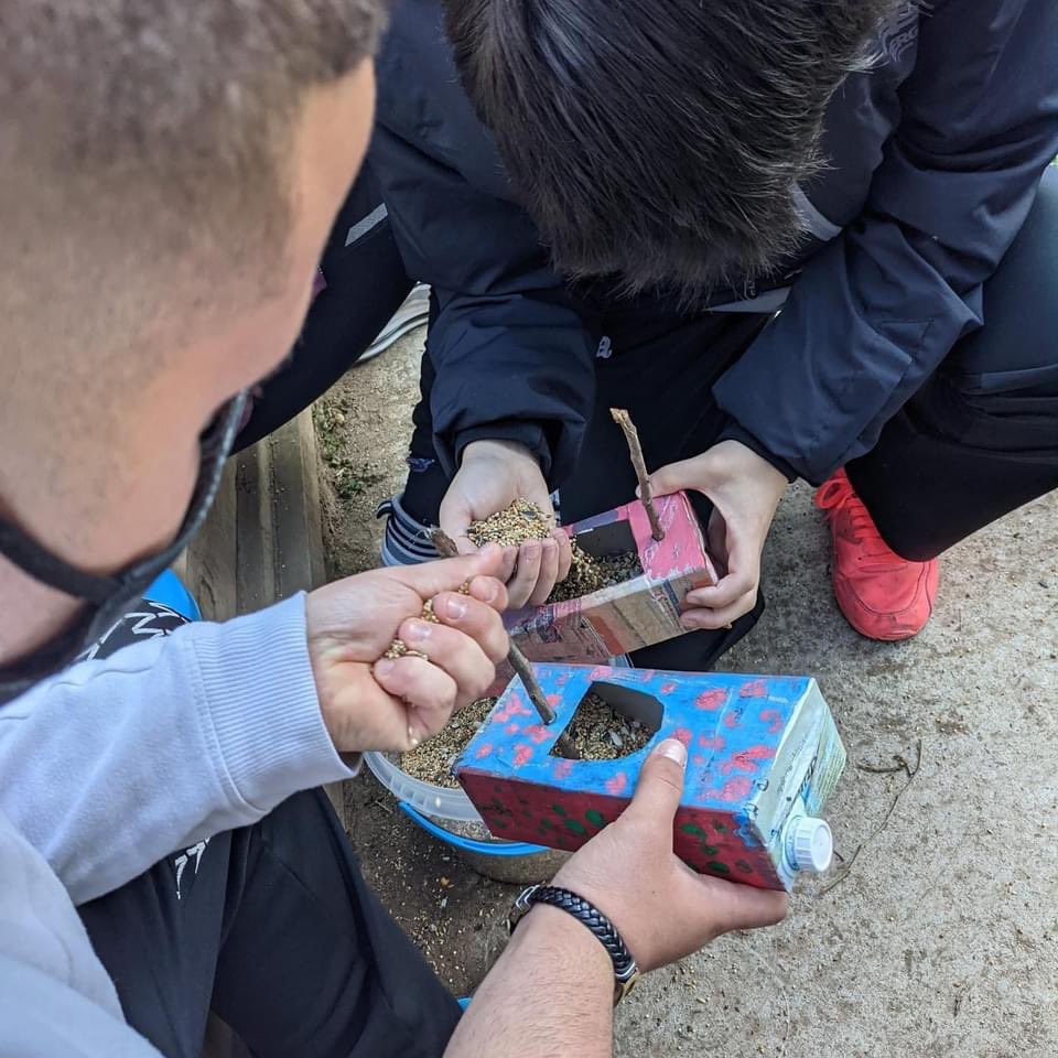 Inslessalines's tweet photo. L’alumnat de 1r d'#IFE, han construït menjadores dins de l'activitat: Muntem un observatori de fauna alada!Les observacions fetes al nostre "jardí", es poden consultar al web https://t.co/bV3CGzTn5N d'@icocells #observatoridaus #ocellsdelsjardins #projectefp #formemprofessionals https://t.co/vDi5HT34vF