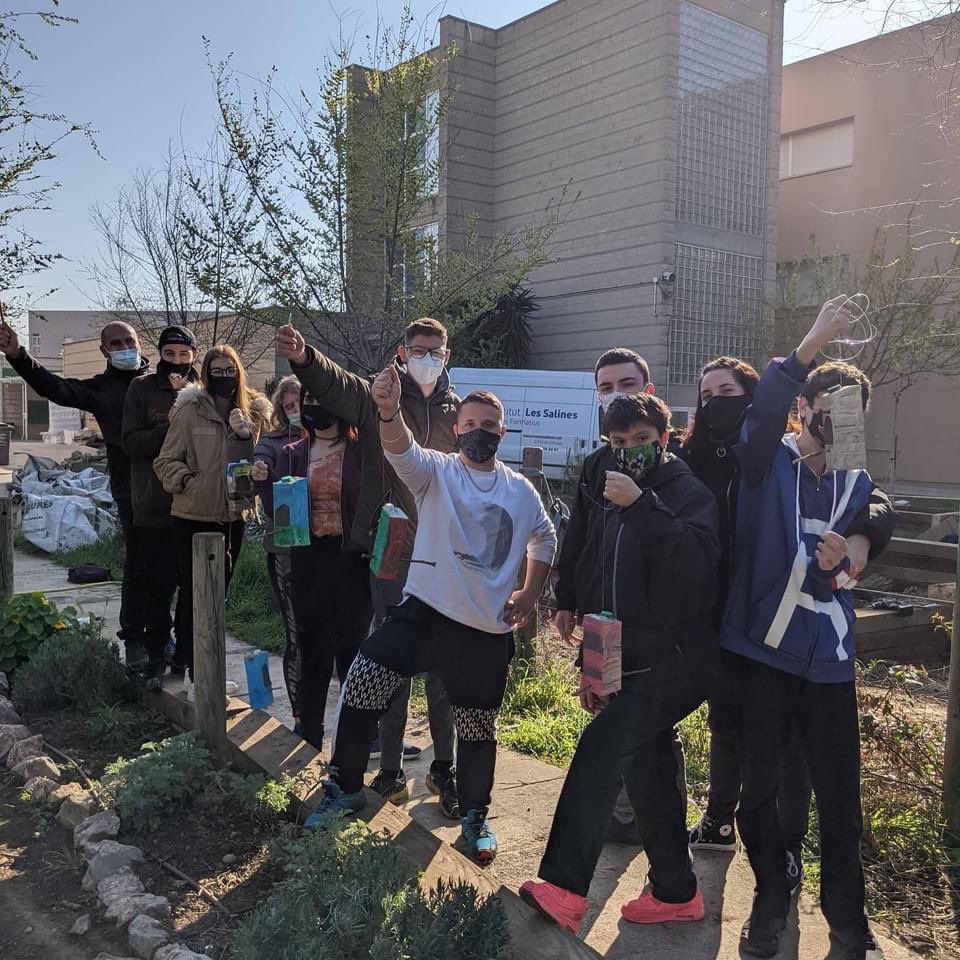 Inslessalines's tweet photo. L’alumnat de 1r d'#IFE, han construït menjadores dins de l'activitat: Muntem un observatori de fauna alada!Les observacions fetes al nostre "jardí", es poden consultar al web https://t.co/bV3CGzTn5N d'@icocells #observatoridaus #ocellsdelsjardins #projectefp #formemprofessionals https://t.co/vDi5HT34vF