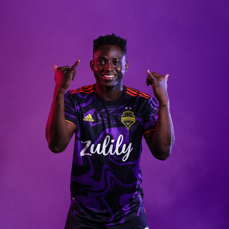 SoundersFC's tweet photo. 🚨 CONTEST 🚨

Retweet and follow for a chance to win The Jimi Hendrix Kit signed by Yeimar! 💜