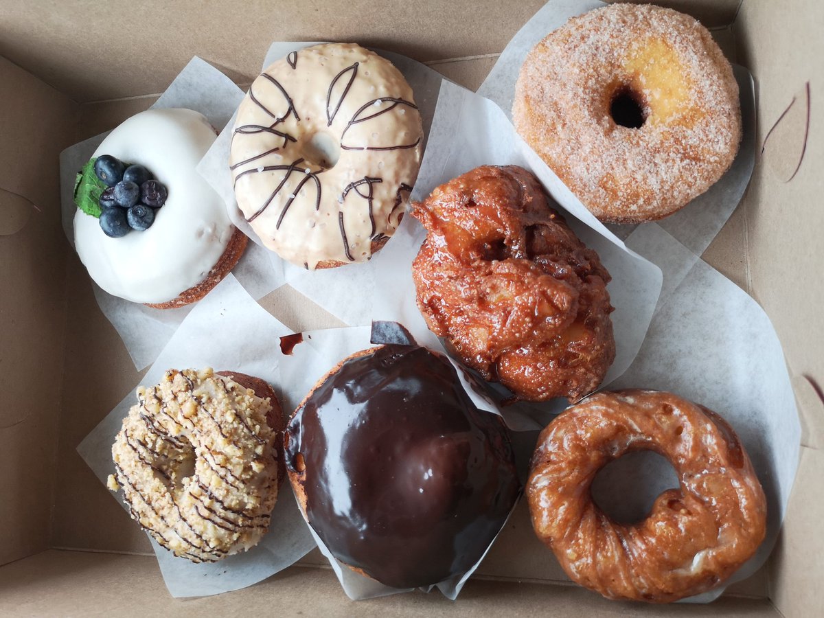 Come at me! 

Round 1 matcup

Me vs the <a href="/ratiovernon/">Ratio Vernon</a> #doughnuts. 

Guarantee I win
#BlueberryMascarpone
#BostonCream
#BrownButterAppleFritter
#SaltedChocolateCaramel
#CinnamonSugar
#MapleWalnut