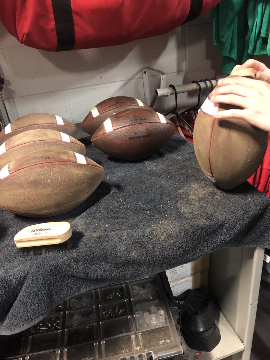 Mcclinthawk98's tweet photo. Step 4: Brush mud IN not off

Step 5: Add leather conditioner

(Last steps is tomorrow!) https://t.co/QDfPEX4x4h