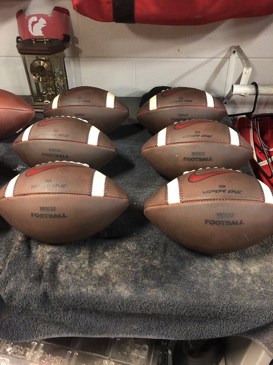 Mcclinthawk98's tweet photo. Step 4: Brush mud IN not off

Step 5: Add leather conditioner

(Last steps is tomorrow!) https://t.co/QDfPEX4x4h