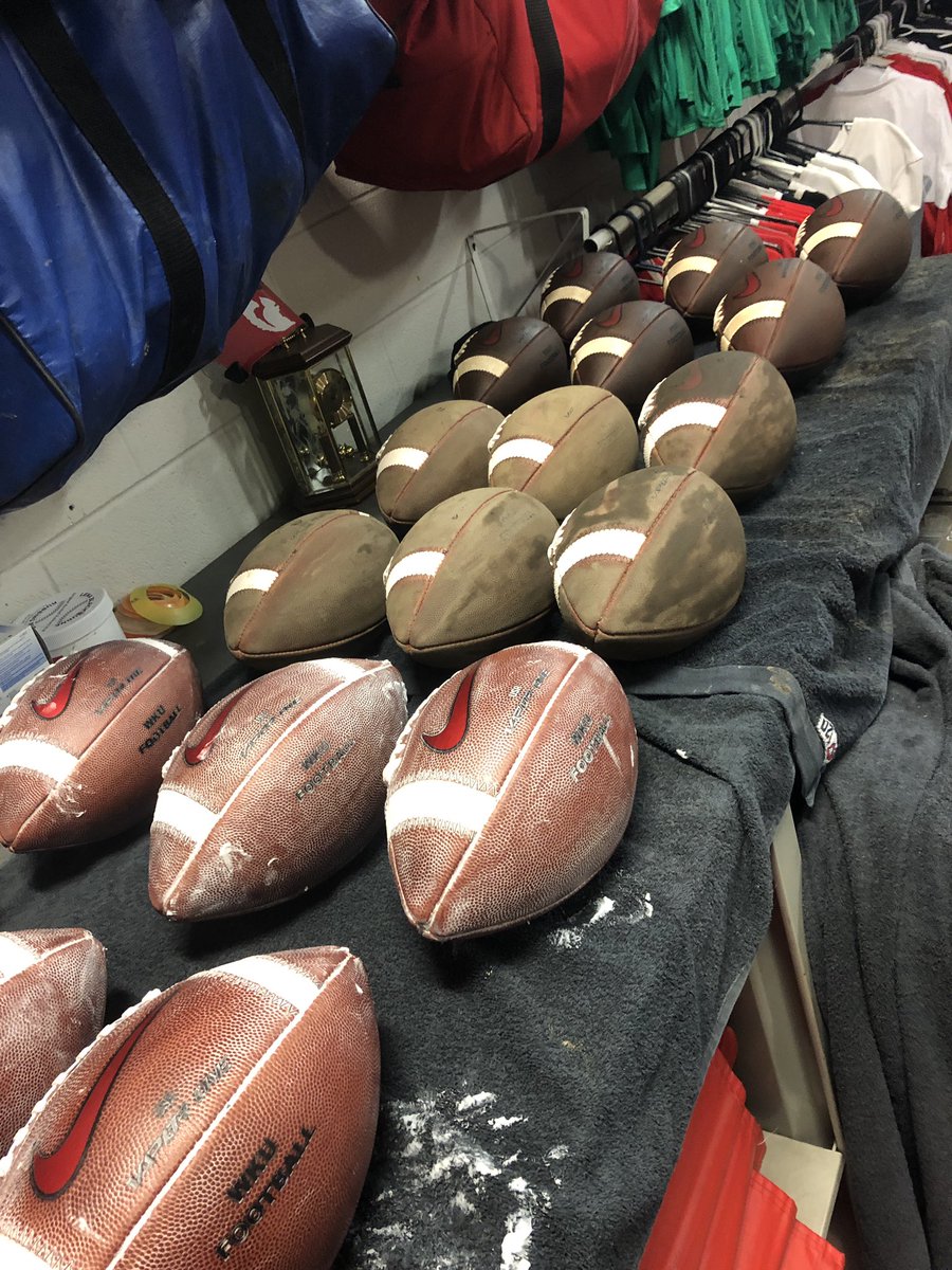 Mcclinthawk98's tweet photo. Step 4: Brush mud IN not off

Step 5: Add leather conditioner

(Last steps is tomorrow!) https://t.co/QDfPEX4x4h