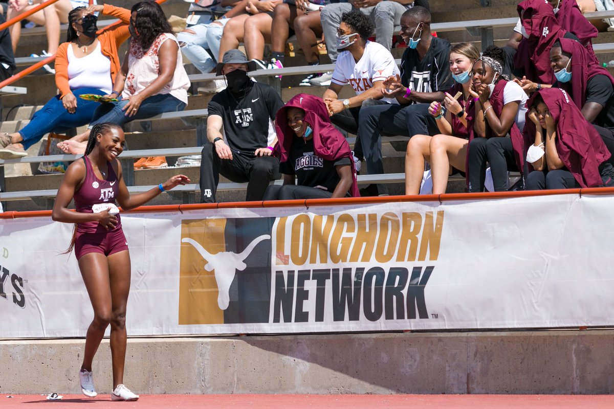 😁

<a href="/immanuela_aliu/">Immanuela Aliu</a> wins heat three of the women’s 100m to automatically qualify to Saturday’s finals at 2:35pm #GigEm