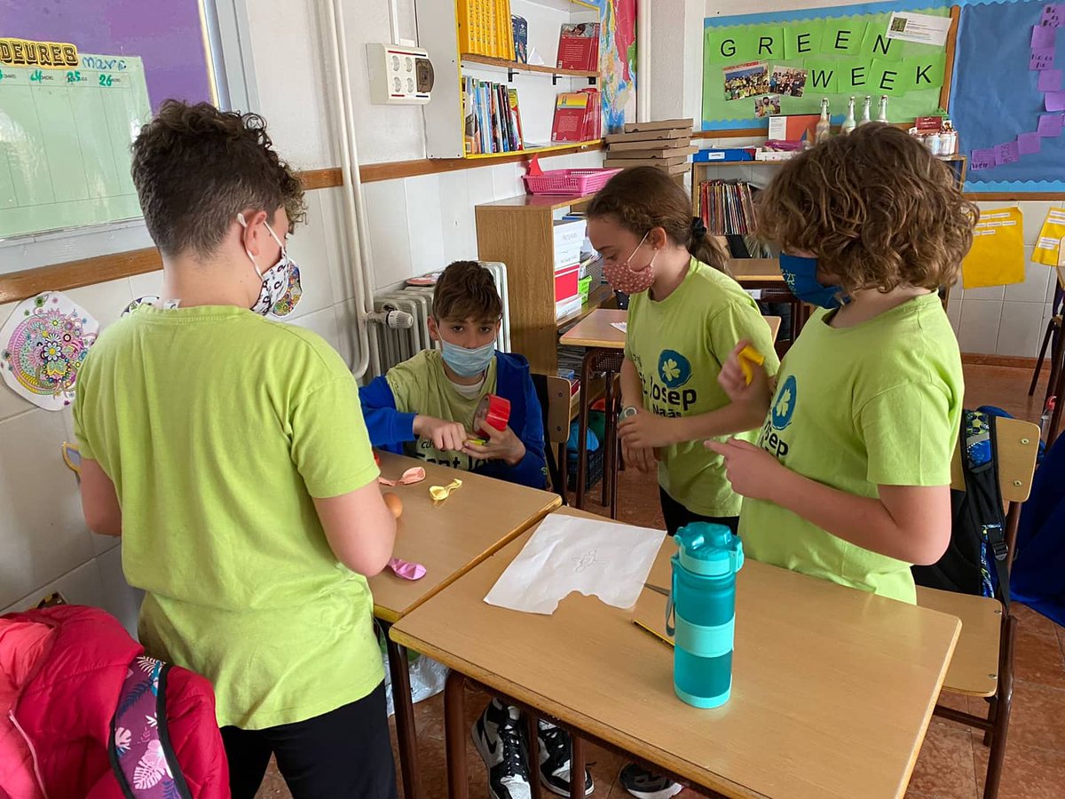 santjosepnavas's tweet photo. Our mission is clear.. We have to SAVE THE EGG. The challenge consists on throwing an egg without breaking it from 1,5 meters. They can only use a plastic bag, 4 balloons and sticky tape. Will they succeed saving the egg?
#science #learningbydoing #savetheegg #somsantjosep https://t.co/UH0GkcWipx