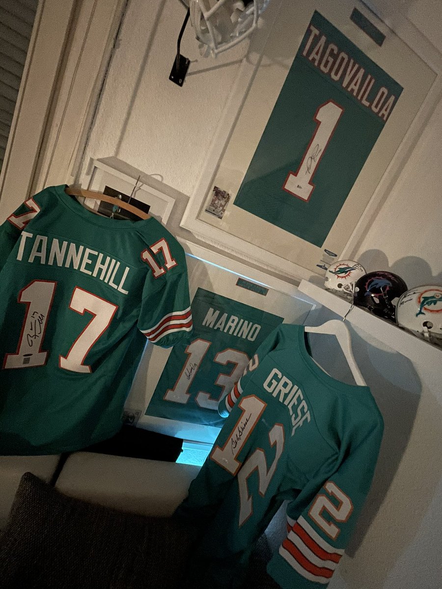 GDolfan's tweet photo. Jetzt fehlen nur noch 2 Rahmen. #miamidolphins #miami #marino #griese #tannehill #tua #QB1 #dolfans https://t.co/VkFCozLuHs
