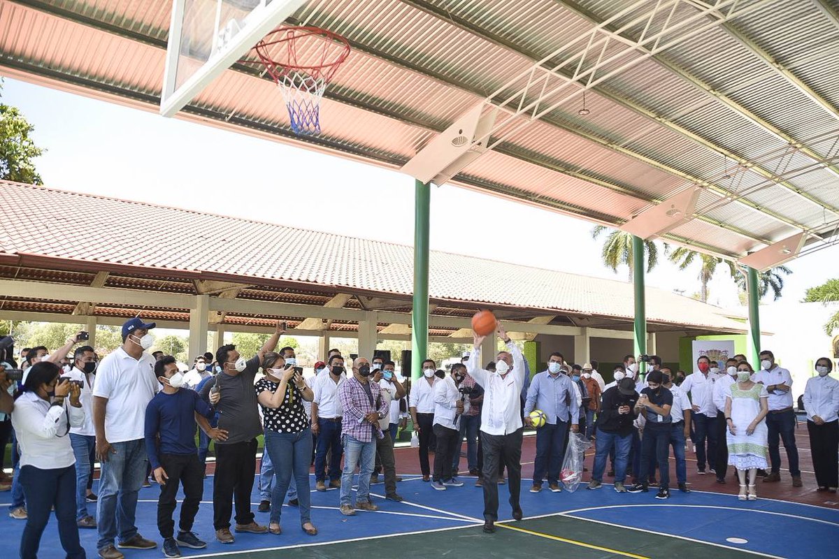 AysaGonzalez's tweet photo. Con más espacios deportivos, como la Cancha de Usos Múltiples que hoy entregamos, concluimos nuestra gira de trabajo por #Calkiní. Seguiremos apostando por las obras que fomenten las actividades culturales y recreativas. Pronto volveremos con buenas nuevas. https://t.co/VRWF7wOBEc