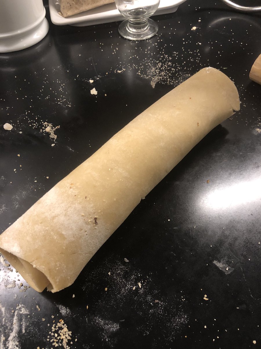 Garance179's tweet photo. Tentative première : j’ai remplacé le sucre roux (introuvable par chez moi) par de la poudre de noisettes #PointMarmiton  
Pas mal et assez graphique ! https://t.co/sq1QKiKVJL