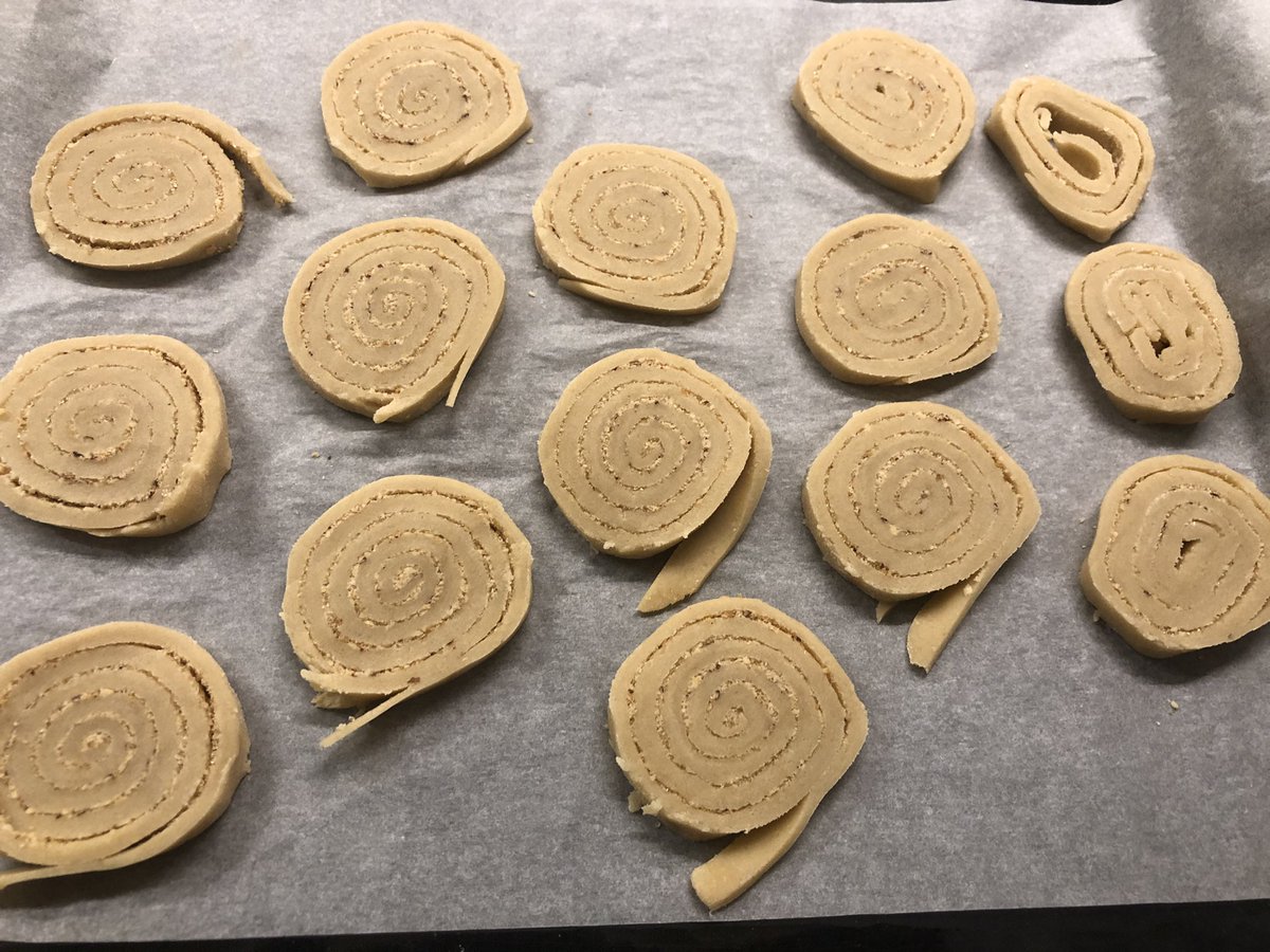 Garance179's tweet photo. Tentative première : j’ai remplacé le sucre roux (introuvable par chez moi) par de la poudre de noisettes #PointMarmiton  
Pas mal et assez graphique ! https://t.co/sq1QKiKVJL