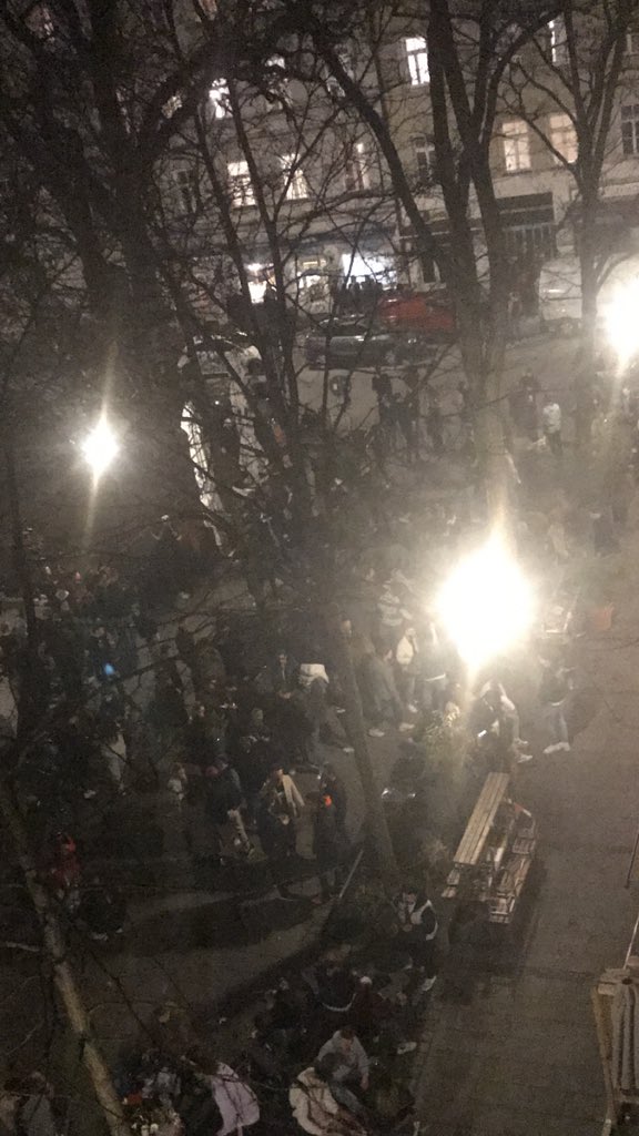 ACastilloNaranj's tweet photo. @PolizeiMuenchen @StadtMuenchen  Ist das jetzt jedes Wochenende Normalität am Georg-Elser-Platz? Morgen früh nur Flaschen, Scherben, Zigaretten und Müll gegenüber der Türkenschule #Munich https://t.co/PKIPMt4eqQ
