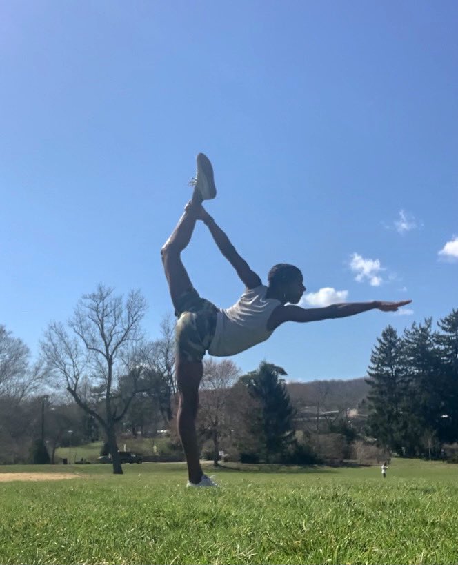 IngyAustin's tweet photo. “You are the bows from which your children as living arrows are sent forth.” -Kahlil Gibran
🏹
#standingbowpose #standingpullingbowpose #dancerposevariation #yoga #balance #stretch #point #mommyandme #mommyandmeyoga #partnerpose #asana #bow #arrow #bowandarrow #yogainthepark https://t.co/3LYOyODrtf