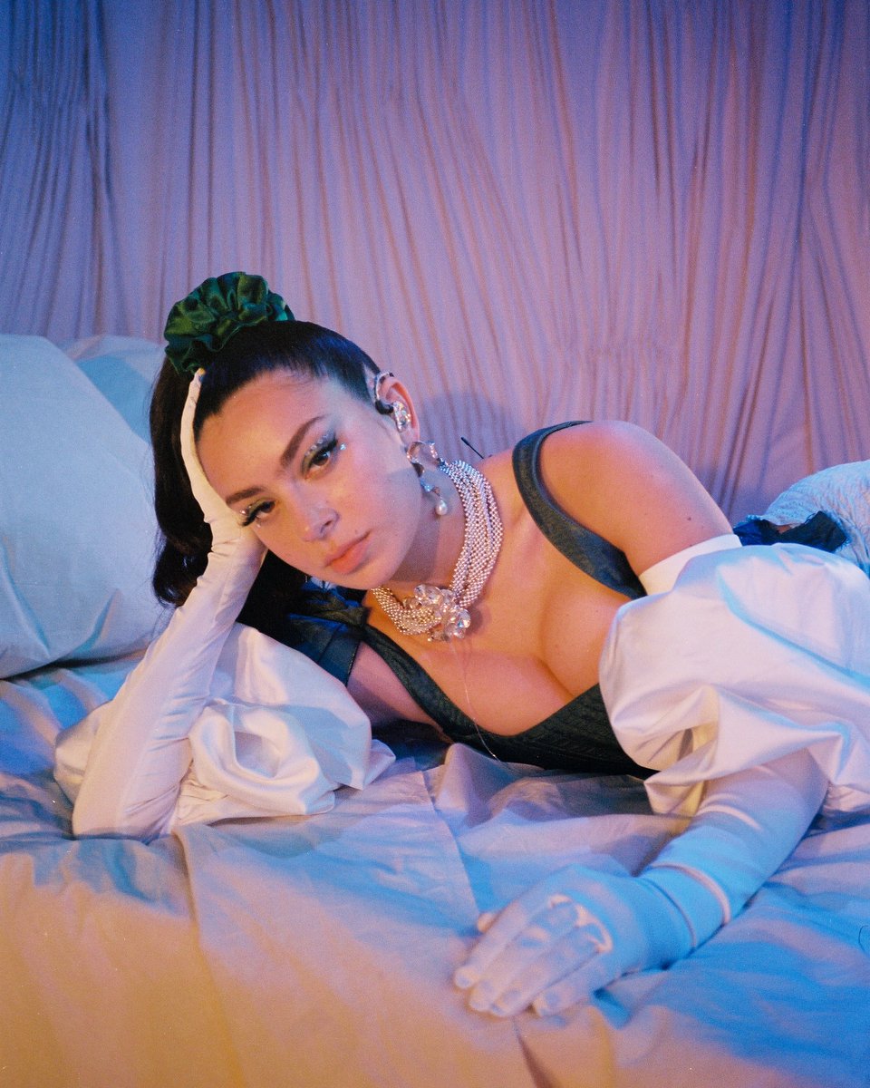 charli_xcx's tweet image. 💕🌸🍬✨🪐💖✨🍬💕