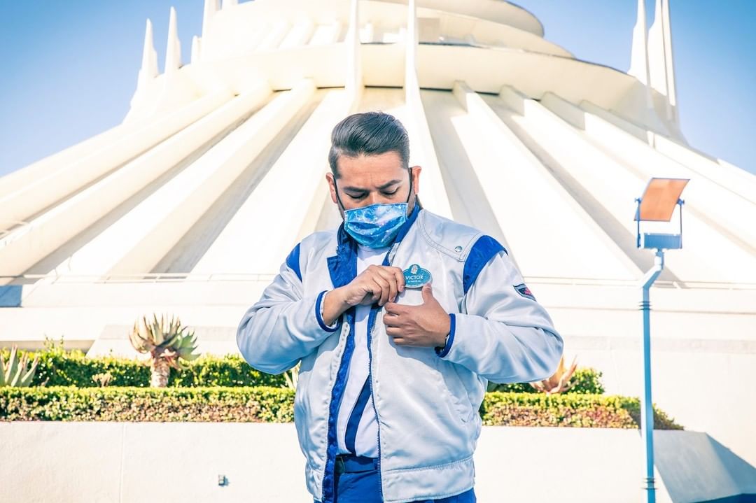 DisneyphileLIVE's tweet photo. (#DisneyCastLife) Les Cast Members des attractions de #Disneyland et Disney California Adventure sont de retour sur leur lieu de travail et se préparent à la réouverture des parcs le mois prochain ! https://t.co/1E1gd4dris https://t.co/D5CyZLbako