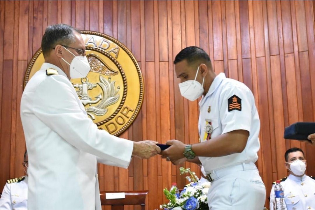 armada_ecuador's tweet photo. #Guayaquil | La Escuela de Perfeccionamiento de Tripulantes realizó ceremonia de graduación del curso de ascenso de CBOP a SGOS. Fue precedida por el Sr. CALM César Pérez,Inspector General de la Armada, en el auditorio de la Base Naval Norte. #UCSMAN https://t.co/ifYEzx5DKJ