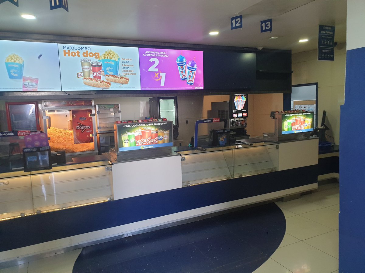 ComoEstaLaLinea's tweet photo. De que sirve el distanciamiento  social en la entrada a @Cinepolis plaza Río, #Tijuana  si adentro de 14 cajas solo abren 1 y provoca  un amontonamiento de casi 100 personas CCP @Jaime_BonillaV  @SSalud_mx @BC_SSALUD @HLGatell https://t.co/fIa9iyqhp3