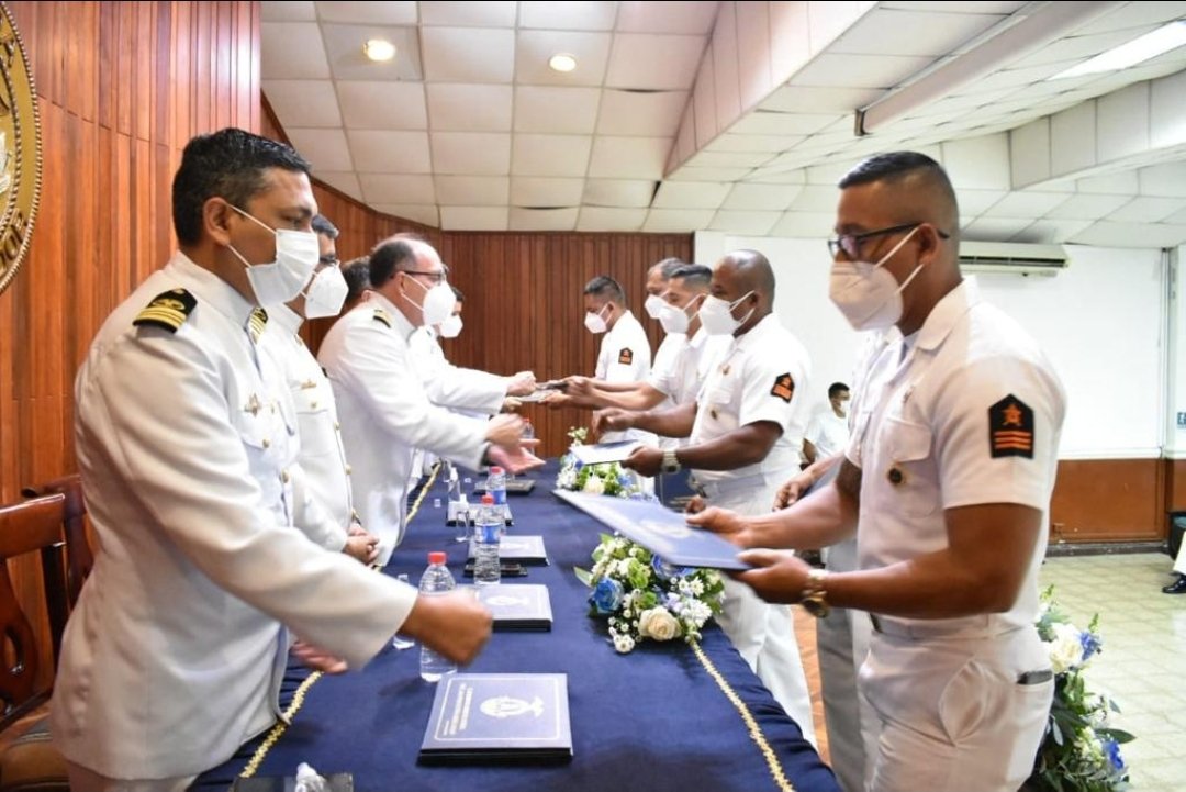armada_ecuador's tweet photo. #Guayaquil | La Escuela de Perfeccionamiento de Tripulantes realizó ceremonia de graduación del curso de ascenso de CBOP a SGOS. Fue precedida por el Sr. CALM César Pérez,Inspector General de la Armada, en el auditorio de la Base Naval Norte. #UCSMAN https://t.co/ifYEzx5DKJ