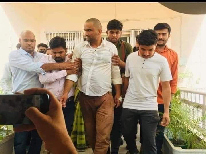 कृषि वैज्ञानिकों के धरने प्रदर्शन के बीच कृषि वैज्ञानिक राजवीर जी चौधरी जो 10 दिन से भूखे रह कर सभी वैज्ञानिकों की मांगों को लेकर डटे हुए है, उनकी हालत नाज़ुक होने के कारण उन्हें दो बार अस्पताल के जाया जा चुका है,आप सभी  साथ दें <a href="/RajveerChoudhri/">Rajveer Singh Choudhary</a>
 <a href="/ashokgehlot51/">Ashok Gehlot</a> <a href="/KailashBaytu/">Kailash Choudhary</a>