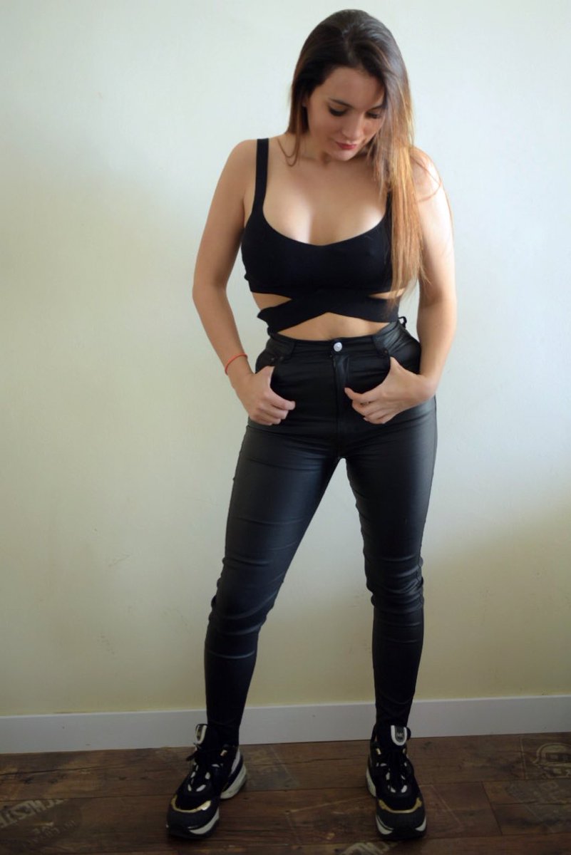 ferniiiism's tweet photo. Esta chilenita te hace perder los modales #sexy #BuenasNoches https://t.co/ADWWECA5aY
