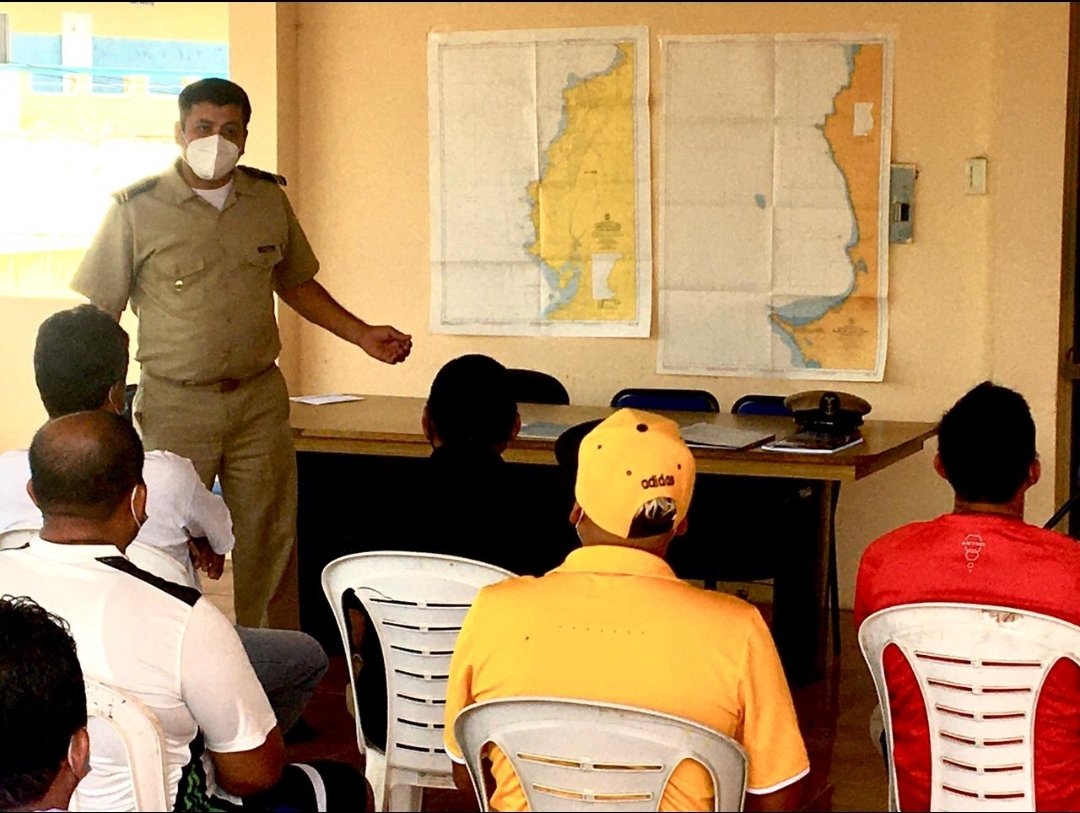 armada_ecuador's tweet photo. #Manabí | La Capitanía del Puerto de Manta capacitó en #Machalilla al gremio de pescadores artesanales sobre Ayudas a la navegación y cartografía náutica, esto contribuye a la seguridad de las actividades marítimas. #UCSMAN #ArmadaEcuatoriana https://t.co/cdJ4s1N5Vc