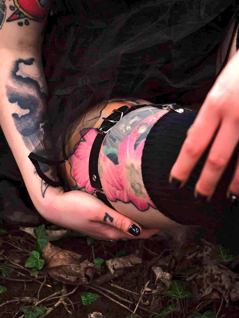 nineghosts2's tweet photo. The devil truly is in the details 😈🍑 new content on https://t.co/ldia1SGTOf and online tonight #sellingcontent #onlyfanz #OnlyFans101 #adultphotography https://t.co/hsTnjQIbOf