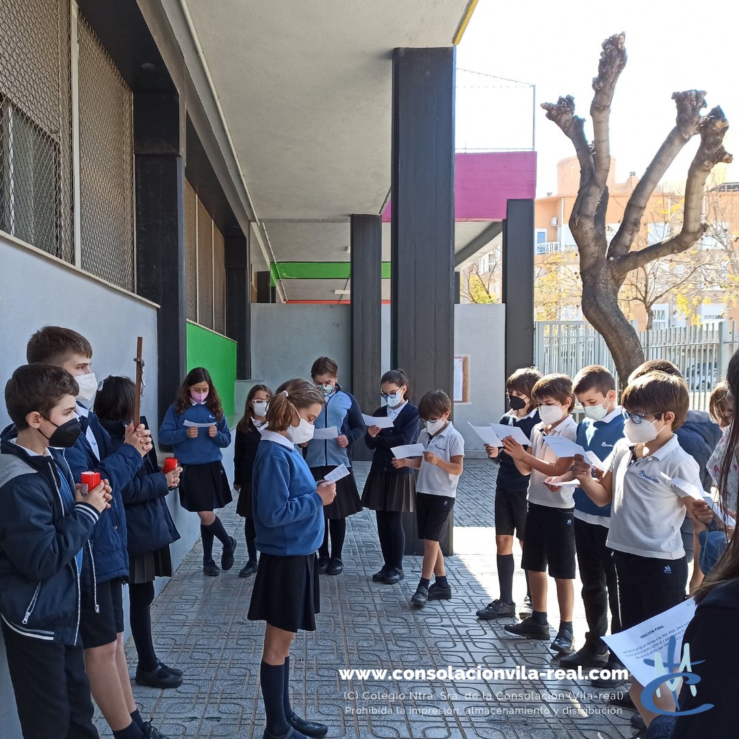 consolacionv's tweet photo. Acabant la Quaresma l'alumnat d'Ed. Primària i d'ESO celebren el Via Crucis. ✝️🙏 

#Muévete #ConsolaciónEduca https://t.co/S70VTo0hpB