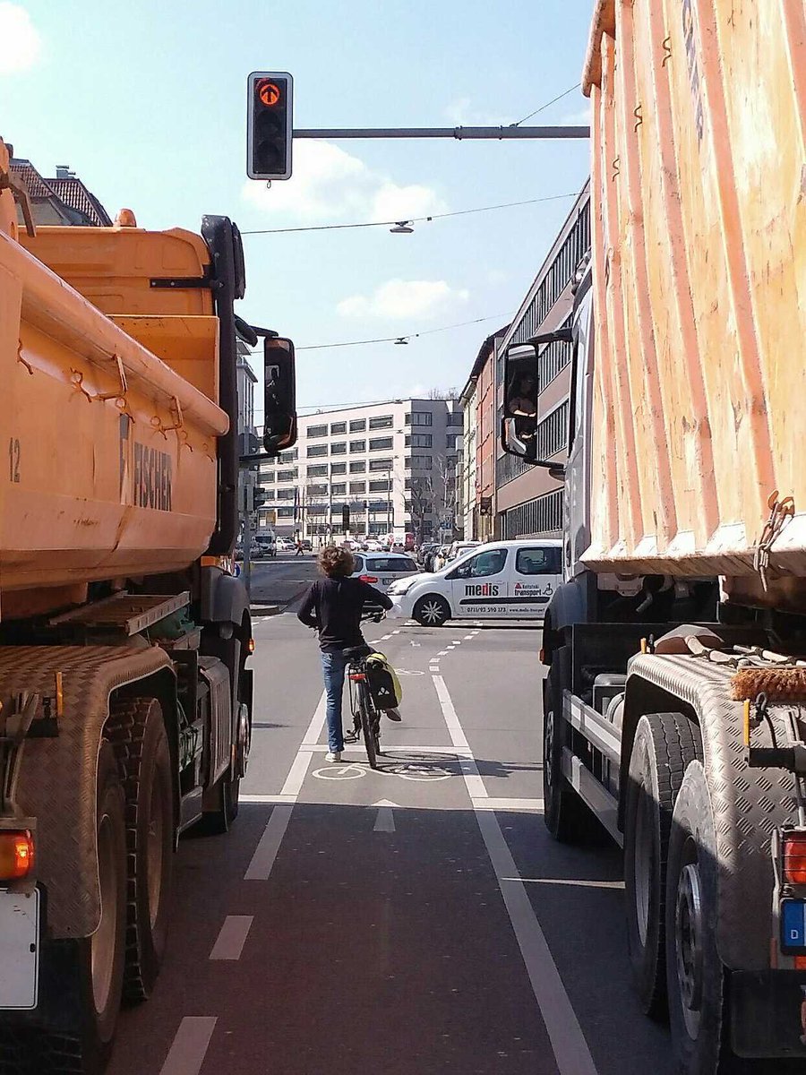 adfc_stuttgart's tweet photo. #Fahrradweiche an der Kreuzung Neckarstraße/Heilmannstraße in @stuttgart_stadt . Alles sicher, oder? 🤔 https://t.co/o7EixbT0a3