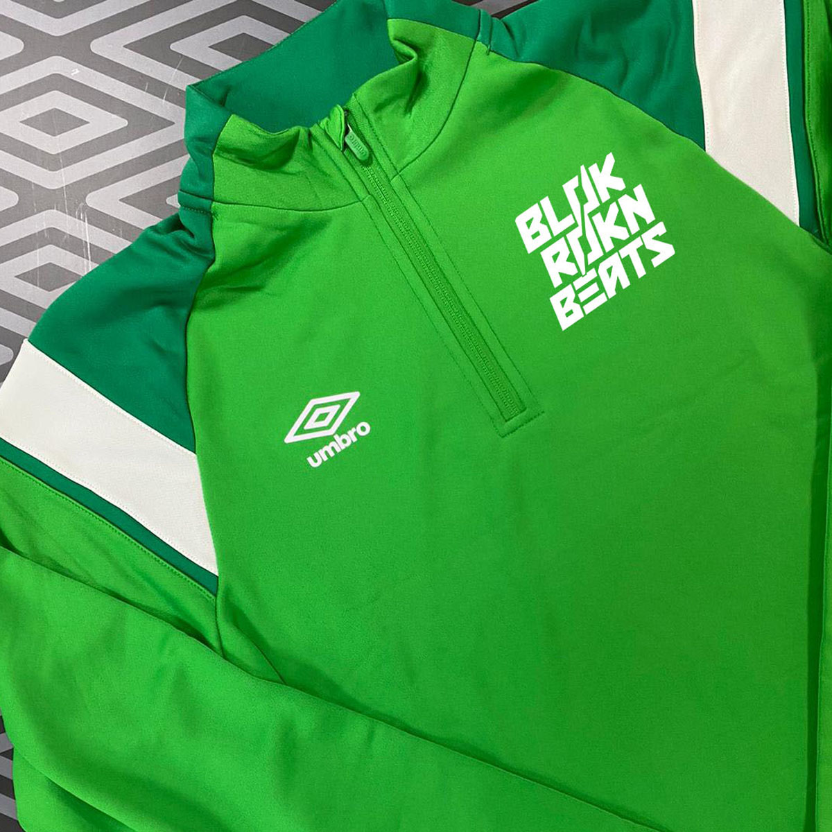 UmbroIreland's tweet image. WIN For a chance to WIN a one-off Umbro x BRB ½ Zip RT &amp;amp; comment using #umbroireland &amp;amp; #BlockRockinBeats VIEW THE FULL Umbro x #BRB Range @ umbro.ie/apparel/block-…