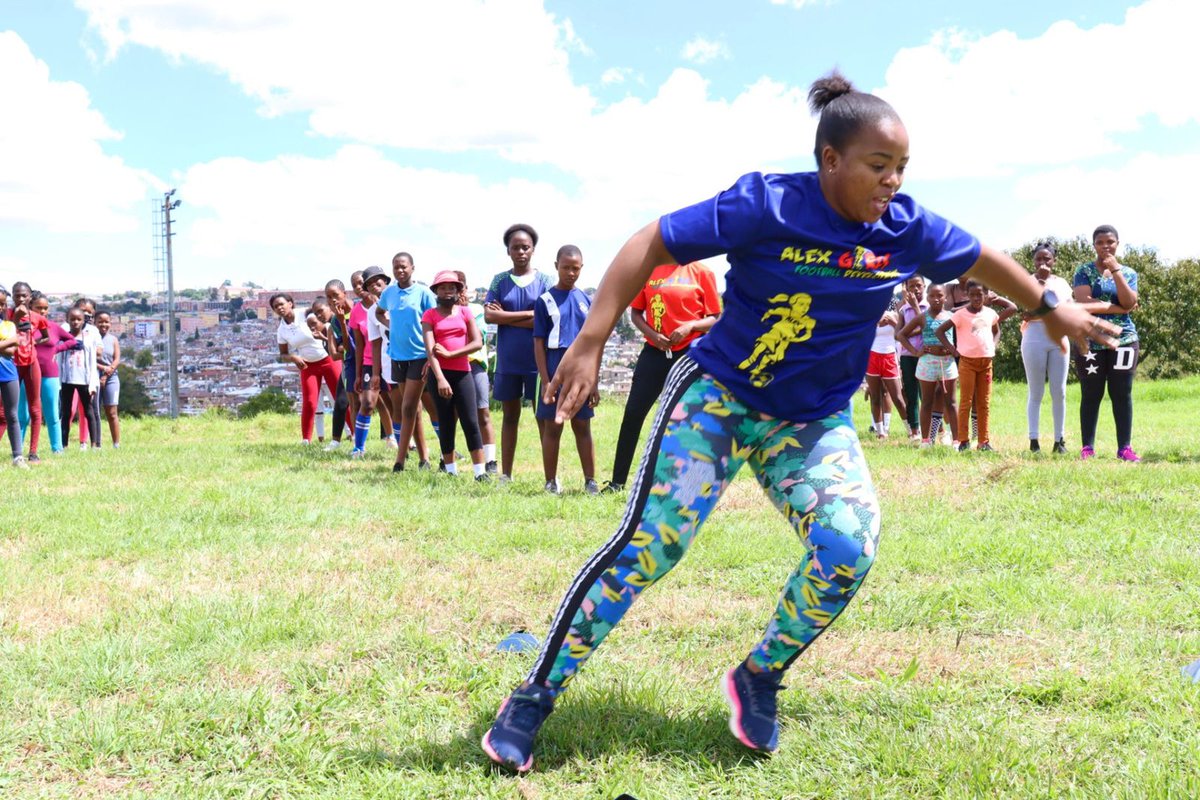 Simphiwe_Dludlu's tweet photo. I sleep peacefully knowing these girls enjoy their basic right to participate IN sport.
#AlexGirlsFootballDevelopment ❤️⚽ https://t.co/QZoNHbCAfy