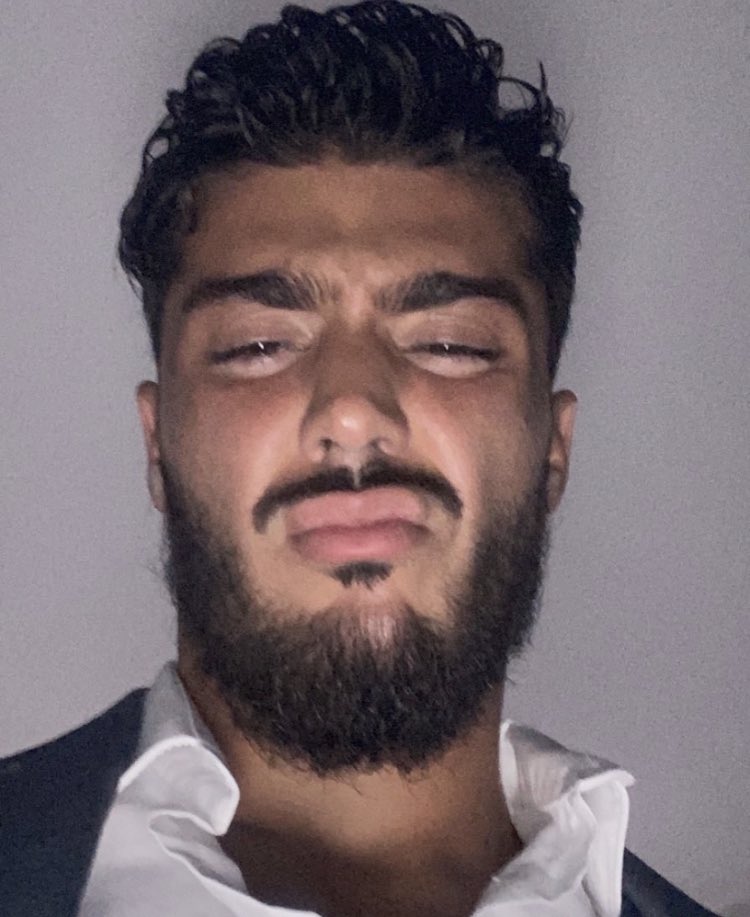 therealsofian93's tweet photo. Quand tu lis tes anciennes conversations et que tu te rends compte à quel point tu étais bizarre https://t.co/e5IUSFQCGR