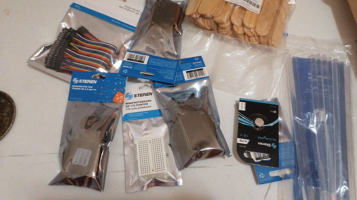 Mats_Matias's tweet image. Pude entrar al taller de brazo robótico del día de mañana en el #ArduinoDay2021. 🦾🤖
Me salió un ojo de la cara comprar todo, pero me llevo mi primer aprendizaje en la compra insumos para robótica. 😂💸