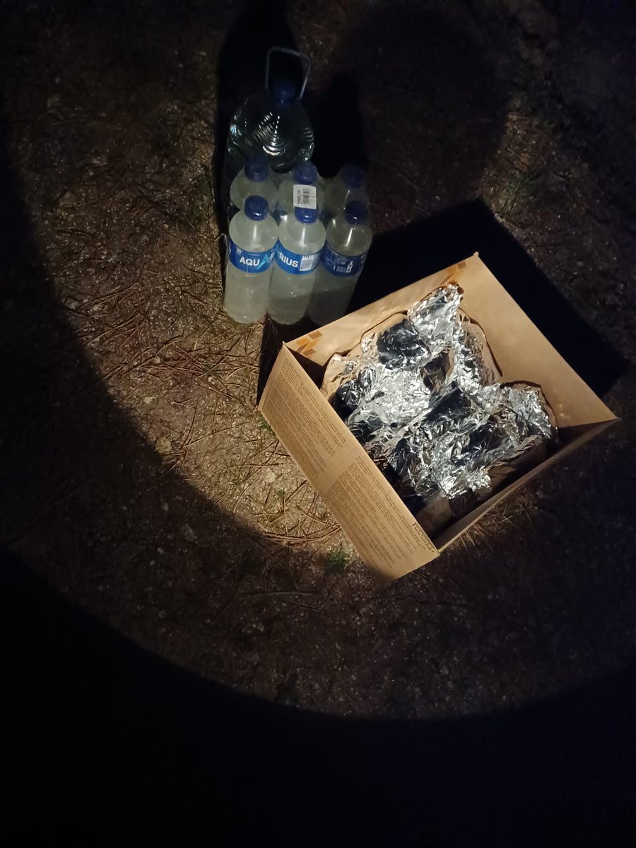 3:20 #IFElArenal controlado

Protección Civil y Voluntarios Civiles se retiran. 

Quedan efectivos de <a href="/jcyl/">Junta de Castilla y León</a> y <a href="/apamcyl/">APAMCYL</a> refrescando.

Foto: Avituallamiento de Ayuntamiento El Arenal preparado por voluntarios locales

#LasProtesCuentan 
#SomosVoluntarios 
#LoHacemosPorTi